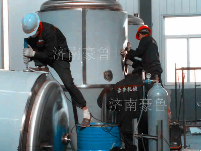 工人正在加工啤酒設(shè)備 工人正在加工啤酒設(shè)備