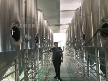 釀酒師在啤酒設(shè)備中 釀酒師在啤酒設(shè)備中