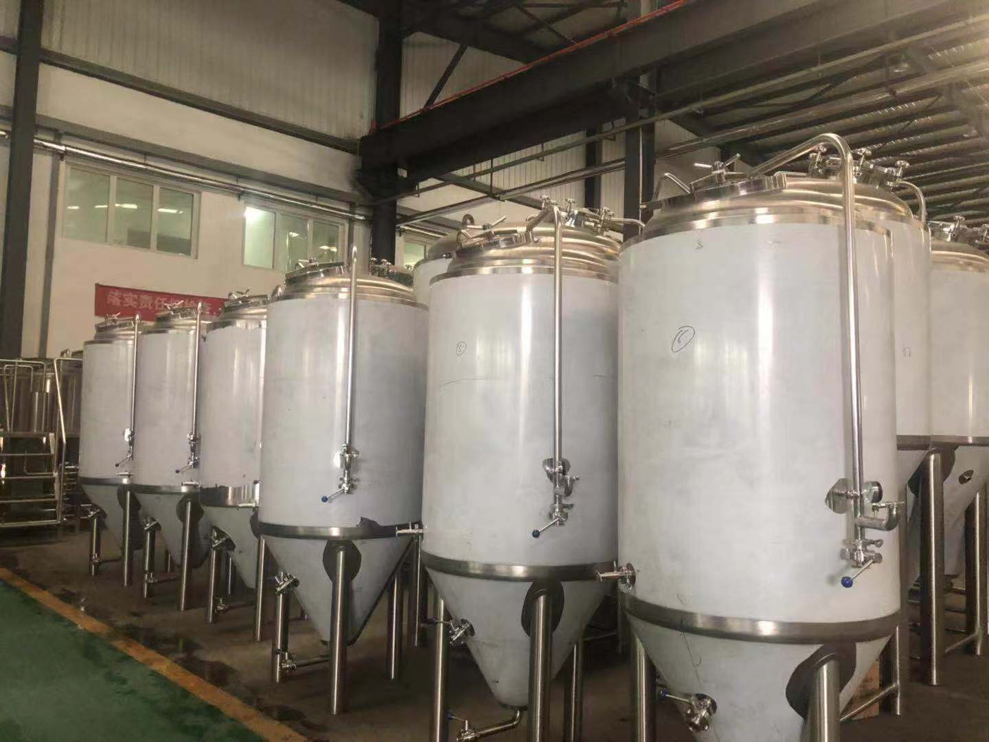 啤酒發(fā)酵罐--山東豪魯設(shè)備廠家 啤酒發(fā)酵罐--山東豪魯設(shè)備廠家