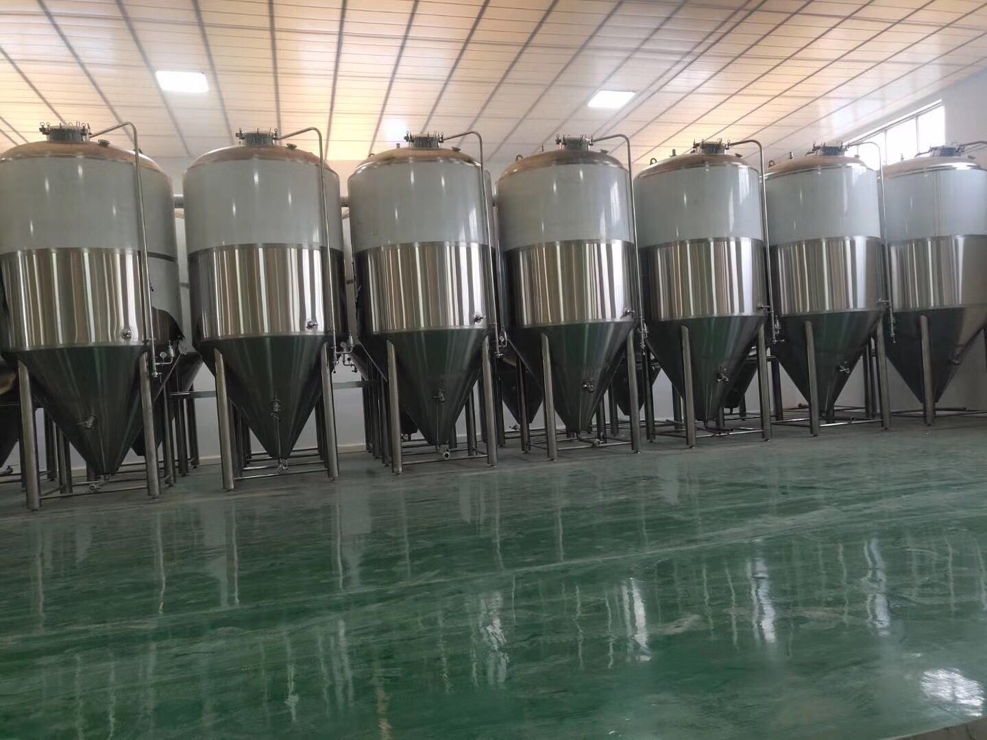 大型啤酒廠發(fā)酵設(shè)備 大型啤酒廠發(fā)酵設(shè)備